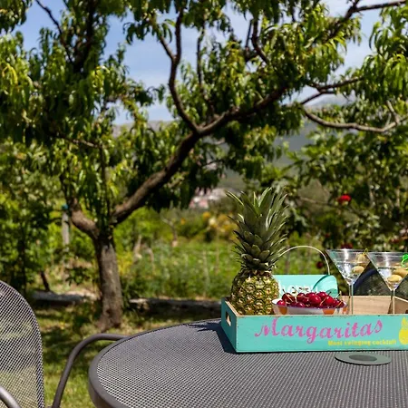Апартаменти Happy Garden *